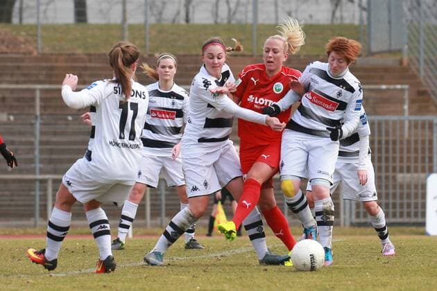 19.02.2017, xkvx, Fussball 1.Bundesliga Damen, Borussia Moenchengladbach - 1.FFC Frankfurt, emspor, v.l. Kelly Simons (Borussia Moenchengladbach), Sandra Starmanns (Borussia Moenchengladbach), Mandy Islacker (1. FFC Frankfurt), Anne Birbaum (Borussia Moenchengladbach) Moenchengladbach