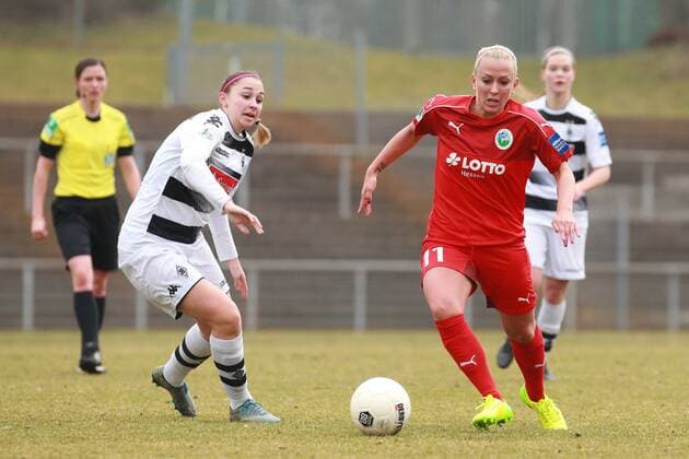 19.02.2017, xkvx, Fussball 1.Bundesliga Damen, Borussia Moenchengladbach - 1.FFC Frankfurt, emspor, v.l. Sandra Starmanns (Borussia Moenchengladbach), Mandy Islacker (1. FFC Frankfurt) Moenchengladbach