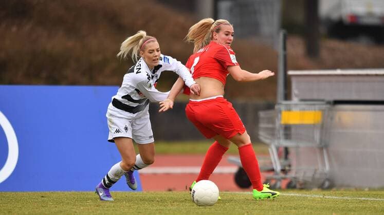 Zweikampf Vanessa Wahlen (Borussia Mönchengladbach) (17) Laura Störzel (1.FFC Frankfurt) (3), Frauenfussball - Borussia Mönchengladbach - 1 FFC Frankfurt, xmkx