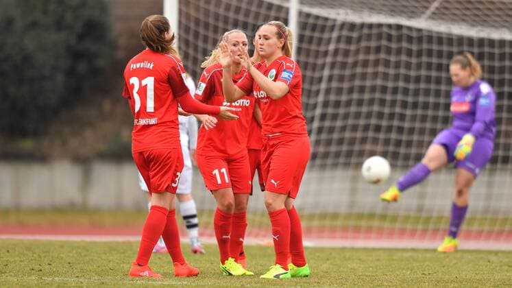 Jubel, Freuen, celebrate, happy, cheer , Goal Celebration zum 0:1 vom 1.FFC Frankfurt Tanja Pawollek (1.FFC Frankfurt) (31) mit Torschützin Mandy Islacker (1.FFC Frankfurt) (11) und Laura Störzel (1.FFC Frankfurt) (3), Frauenfussball - Borussia Mönchengladbach - 1 FFC Frankfurt, xmkx
