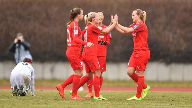 Jubel, Freuen, celebrate, happy, cheer , Goal Celebration 0:2 1.FFC Frankfurt Ana-Maria Crnogorcevic (1.FFC Frankfurt) (21) mit Torschützin Mandy Islacker (1.FFC Frankfurt) (11) und Yuki Nagasto (1.FFC Frankfurt) (10) Laura Störzel (1.FFC Frankfurt) (3), Frauenfussball - Borussia Mönchengladbach - 1 FFC Frankfurt, xmkx