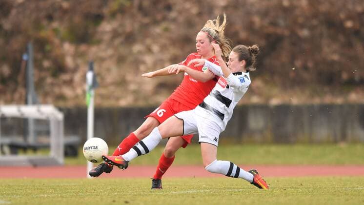 Janina Hechler (1.FFC Frankfurt) (16) kann vor Mona Lohmann (Borussia Mönchengladbach) (7) klären, Frauenfussball - Borussia Mönchengladbach - 1 FFC Frankfurt, xmkx