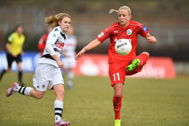 Mandy Islacker (1.FFC Frankfurt) (11) stoppt den Ball in der Luft, Frauenfussball - Borussia Mönchengladbach - 1 FFC Frankfurt, xmkx