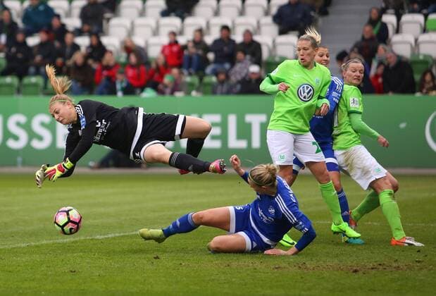 VfL vs Sand, Frauen Wolfsburg, Deutschland. 19.02.2017, FUßBALL - VfL Wolfsburg vs SC Sand, 1. Allianz Frauen Bundesliga, Saison 2016-17. Bild zeigt: Carina Schülter (SC Sand), Diane Caldwell (SC Sand), Alexandra Popp (VfL Wolfsburg) Wolfsburg