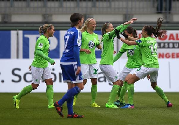 VfL vs Sand, Frauen Wolfsburg, Deutschland. 19.02.2017, FUßBALL - VfL Wolfsburg vs SC Sand, 1. Allianz Frauen Bundesliga, Saison 2016-17. Bild zeigt: Lara Dickenmann (VfL Wolfsburg) jubelt mit der Mannschaft nach ihrem Tor zum 1:0 Wolfsburg
