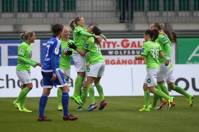 VfL vs Sand, Frauen Wolfsburg, Deutschland. 19.02.2017, FUßBALL - VfL Wolfsburg vs SC Sand, 1. Allianz Frauen Bundesliga, Saison 2016-17. Bild zeigt: Lara Dickenmann (VfL Wolfsburg) jubelt mit der Mannschaft nach ihrem Tor zum 1:0 Wolfsburg