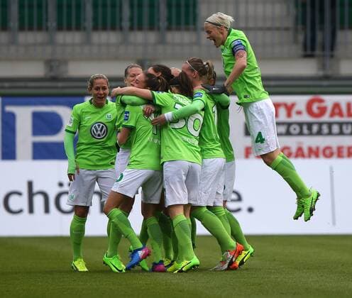 VfL vs Sand, Frauen Wolfsburg, Deutschland. 19.02.2017, FUßBALL - VfL Wolfsburg vs SC Sand, 1. Allianz Frauen Bundesliga, Saison 2016-17. Bild zeigt: Lara Dickenmann (VfL Wolfsburg) jubelt mit der Mannschaft nach ihrem Tor zum 1:0 Wolfsburg