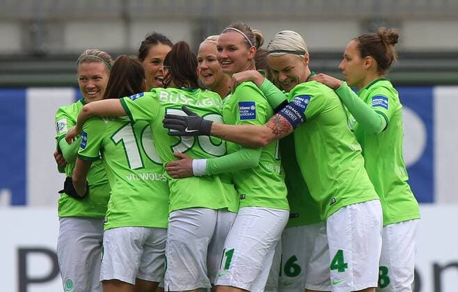 VfL vs Sand, Frauen Wolfsburg, Deutschland. 19.02.2017, FUßBALL - VfL Wolfsburg vs SC Sand, 1. Allianz Frauen Bundesliga, Saison 2016-17. Bild zeigt: Lara Dickenmann (VfL Wolfsburg) jubelt mit der Mannschaft nach ihrem Tor zum 1:0 Wolfsburg
