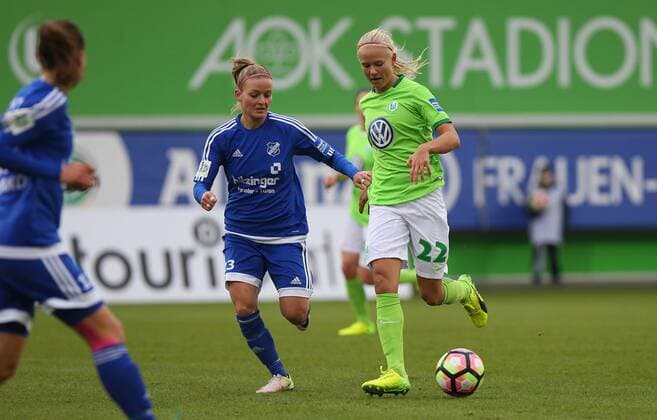VfL vs Sand, Frauen Wolfsburg, Deutschland. 19.02.2017, FUßBALL - VfL Wolfsburg vs SC Sand, 1. Allianz Frauen Bundesliga, Saison 2016-17. Bild zeigt: Isabelle Meyer (SC Sand), Pernille Harder (VfL Wolfsburg) Wolfsburg
