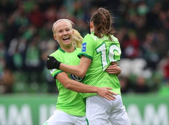 VfL vs Sand, Frauen Wolfsburg, Deutschland. 19.02.2017, FUßBALL - VfL Wolfsburg vs SC Sand, 1. Allianz Frauen Bundesliga, Saison 2016-17. Bild zeigt: Tesse Wullaert (VfL Wolfsburg) jubelt mit der Mannschaft nach ihrem Tor zum 2:0 Wolfsburg
