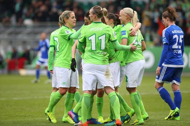 VfL vs Sand, Frauen Wolfsburg, Deutschland. 19.02.2017, FUßBALL - VfL Wolfsburg vs SC Sand, 1. Allianz Frauen Bundesliga, Saison 2016-17. Bild zeigt: Tesse Wullaert (VfL Wolfsburg) jubelt mit der Mannschaft nach ihrem Tor zum 2:0 Wolfsburg
