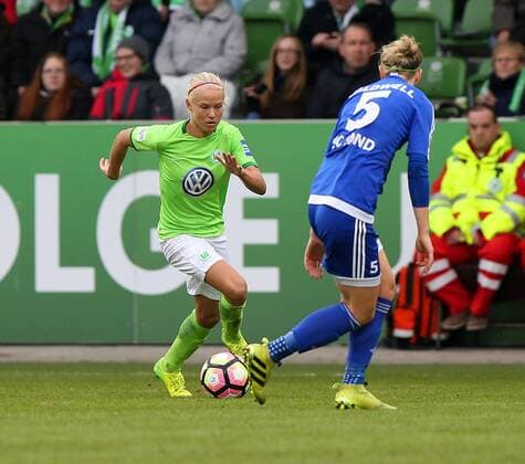 VfL vs Sand, Frauen Wolfsburg, Deutschland. 19.02.2017, FUßBALL - VfL Wolfsburg vs SC Sand, 1. Allianz Frauen Bundesliga, Saison 2016-17. Bild zeigt: Pernille Harder (VfL Wolfsburg), Diane Caldwell (SC Sand) Wolfsburg