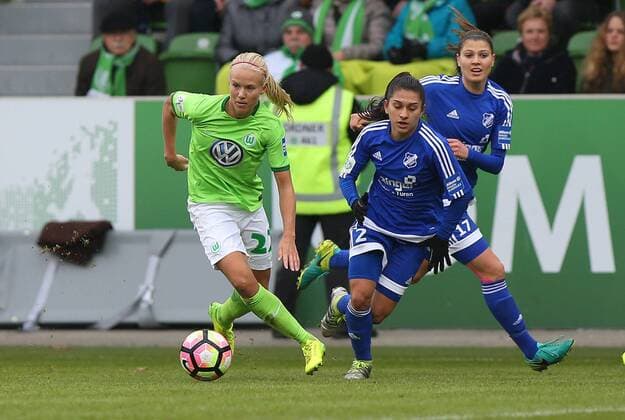 VfL vs Sand, Frauen Wolfsburg, Deutschland. 19.02.2017, FUßBALL - VfL Wolfsburg vs SC Sand, 1. Allianz Frauen Bundesliga, Saison 2016-17. Bild zeigt: Pernille Harder (VfL Wolfsburg), Santos de Oliveira (SC Sand) Wolfsburg