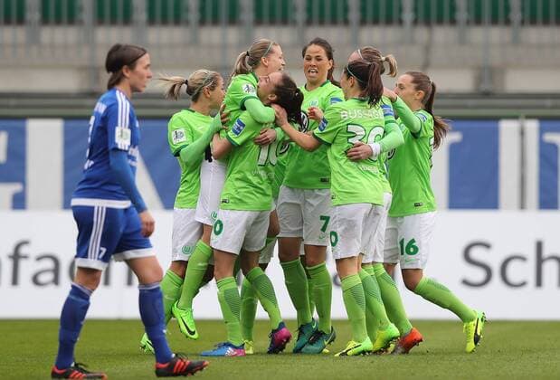 Torjubel Wolfsburg nach dem 1-0 durch Lara Dickenmann (VfL Wolfsburg)