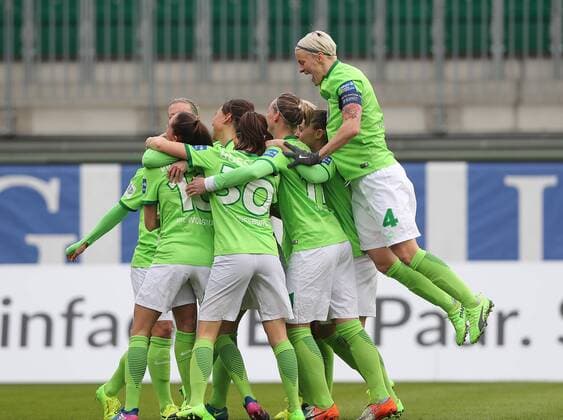 Bilder des Tages - SPORT Torjubel Wolfsburg nach dem 1-0 durch Lara Dickenmann (VfL Wolfsburg)
