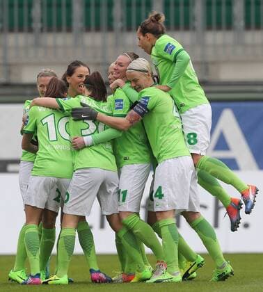 Torjubel Wolfsburg nach dem 1-0 durch Lara Dickenmann (VfL Wolfsburg)