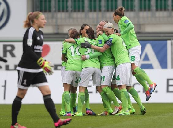 Torjubel Wolfsburg nach dem 1-0 durch Lara Dickenmann (VfL Wolfsburg), Carina Schlueter (SC Sand 1946) enttäuscht