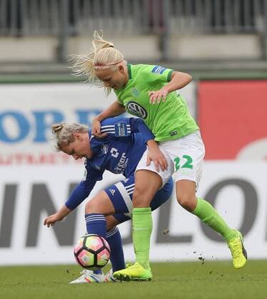 Dominika Skorvankova (SC Sand 1946) im Duell mit Pernille Harder (VfL Wolfsburg)