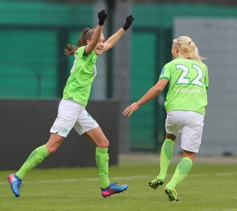 Torjubel 2-0 durch Tessa Wullaert (VfL Wolfsburg), rechts Pernille Harder (VfL Wolfsburg)