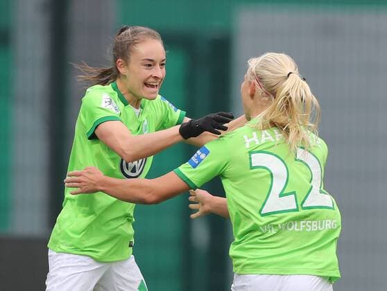 Torjubel 2-0 durch Tessa Wullaert (VfL Wolfsburg), es freut sich Pernille Harder (VfL Wolfsburg)