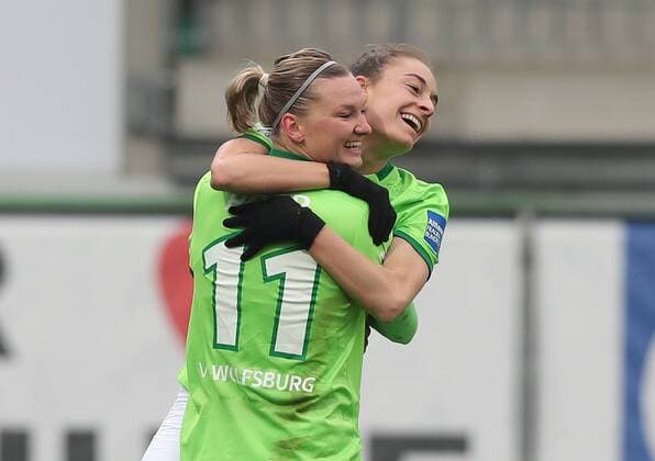 Torjubel 2-0 durch Tessa Wullaert (VfL Wolfsburg), es freut sich Alexandra Popp (VfL Wolfsburg)