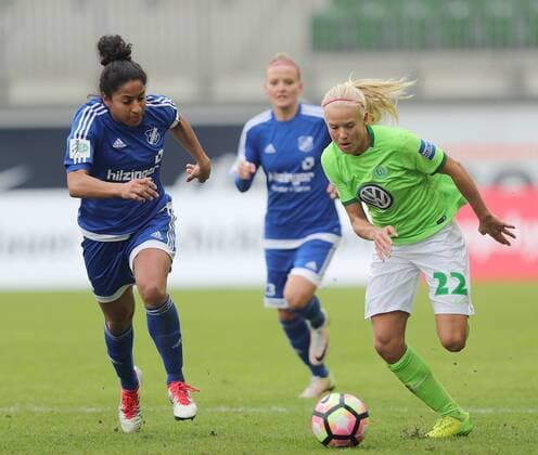 Chioma Igwe (SC Sand 1946), Pernille Harder (VfL Wolfsburg), im Duell