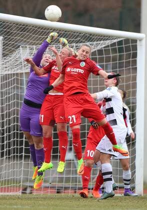 19.02.2017 xcex Deutschland, Mönchengladbach, Fussball, Frauenfussball Allianz Frauen-Bundesliga Saison 2016 2017 Borussia Mönchengladbach gegen 1. FFC Frankfurt Torfrau Christina Bellinghoven (Gladbach) im Duell mit Mandy Islacker und Ana-Maria Crnogorcevic (Frankfurt)
