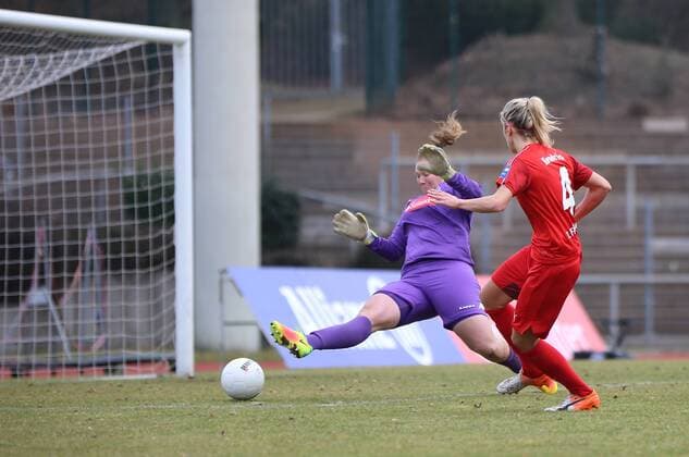 19.02.2017 xcex Deutschland, Mönchengladbach, Fussball, Frauenfussball Allianz Frauen-Bundesliga Saison 2016 2017 Borussia Mönchengladbach gegen 1. FFC Frankfurt Gladbachs Torfrau Christina Bellinghoven gegen Kathrin Hendrich (Frankfurt)
