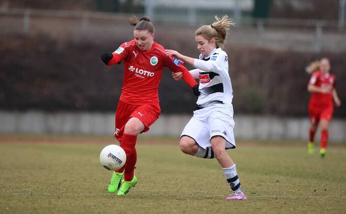 19.02.2017 xcex Deutschland, Mönchengladbach, Fussball, Frauenfussball Allianz Frauen-Bundesliga Saison 2016 2017 Borussia Mönchengladbach gegen 1. FFC Frankfurt Julia Matuschewski (Frankfurt) gegen Pauline Dallmann (Gladbach)