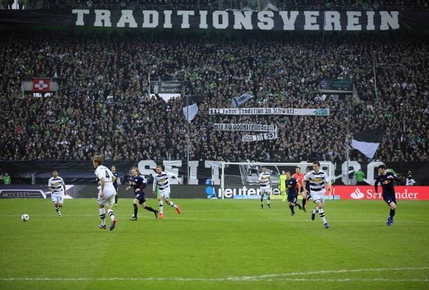 Mönchengladbach, Deutschland, 1. Fußball- BL, Spieltag 21, Borussia Mönchengladbach : RB Leipzig 1-2 am 19.02.2017 im Stadion im Borussia Park in Mönchengladbach Die Fan s in der Gladbacher Nordkurve zeigen auf ihren Transparenten das Borussia Mönchengladbach ein Traditionsverein ist