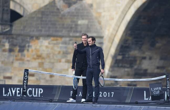 Bilder des Tages - SPORT Switzerland s tennis player Roger Federer, right, and Czech Republic s Tomas Berdych, left, pose for a photo during a exhibition match on Vltava river in Prague, Czech Republic, Monday, February 20, 2017. Federer arrived in Prague to promote the Laver Cup, a tournament that will be held in Prague on Sept. 22-24, 2017, pitting six top European players against their counterparts from the rest of the world. The Charles Bridge is in the background. (CTKxPhoto MichalxKamaryt) CTKPhotoP201702200373001 kmt 4