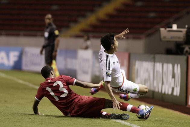 Fußball, U20 CONCACAF Meisterschaft, Mexiko - Kanada Mexico s Ulises Torres (R) fights for the ball with Canada s Dante Campbell (L), during their CONCACAF U-20 match in San jose, Costa Rica, 20 February 2017. MEXICO VS. CANADA !ACHTUNG: NUR REDAKTIONELLE NUTZUNG!  Copyright: xJeffreyxArguedasx SJS-08 20170221-636232489913999662