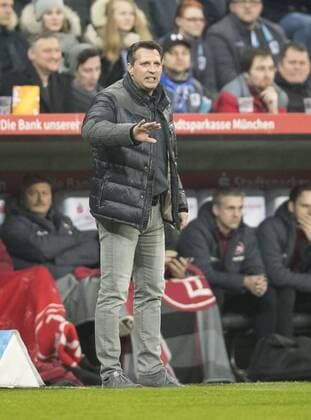 Alois SCHWARTZ, Trainer FCN Ganzfigur, Aktion, Portrait, Einzelbild, Einzelaktion, gestikuliert und gibt Anweisungen, Aktion, Einzelbild, Gestik, Geste, Handbewegung, zeigen, deuten TSV 1860 MUENCHEN - 1.FC NUERNBERG 2-0 Fussball 2. Bundesliga , Muenchen, am 20.02.2017, 21.Spieltag, Saison 2016 2017, 2.Liga