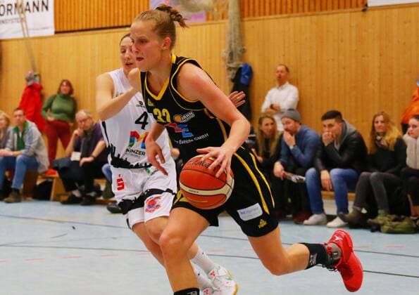 Leonie Fiebich (Jahn München) im Duell Basketball Frauen 2. BL Jahn München - Theresianum Mainz 18.02.2017