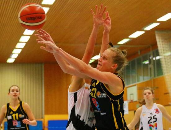 Leonie Fiebich (am Ball) und Emily Bessoir (li.) (Jahn München) im Duell Basketball Frauen 2. BL Jahn München - Theresianum Mainz 18.02.2017
