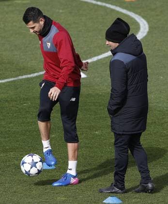 Sevilla FC s Argentinian head coach, Jorge Sampaoli (R), next to his player, Spanish Victor Machin Vitolo , during a team s training session in Sevilla, Spain, 21 February 2017. Sevilla will face Leicester in a Champions League round of 16 first leg soccer match the upcoming 22 february. SEVILLA TRAINING SESSION !ACHTUNG: NUR REDAKTIONELLE NUTZUNG!  Copyright: xJULIOxMUÑOZx GRA184 20170221-636232817773936367