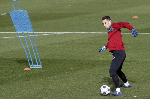 Sevilla FC s goalie Sergio Rico during a team s training session in Sevilla, Spain, 21 February 2017. Sevilla will face Leicester in a Champions League round of 16 first leg soccer match the upcoming 22 february. SEVILLA TRAINING SESSION !ACHTUNG: NUR REDAKTIONELLE NUTZUNG!  Copyright: xJULIOxMUÑOZx GRA184 20170221-636232818397148377