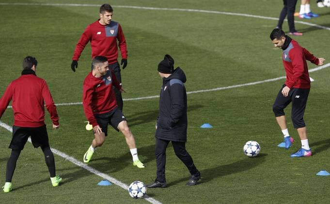 Sevilla FC s Argentinian head coach, Jorge Sampaoli (C), next to his players, (L-R) Spanish Sergio Escudero, countryman Pablo Sarabia, Stevan Jovetic from Montenegro and Spanish Victor Machin Vitolo , during a team s training session in Sevilla, Spain, 21 February 2017. Sevilla will face Leicester in a Champions League round of 16 first leg soccer match the upcoming 22 february. SEVILLA TRAINING SESSION !ACHTUNG: NUR REDAKTIONELLE NUTZUNG!  Copyright: xJULIOxMUÑOZx GRA184 20170221-636232819027848291