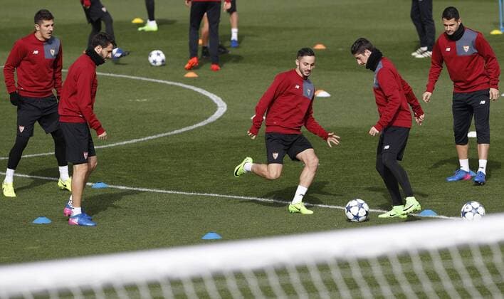 Sevilla FC s players (L-R) Stevan Jovetic from Montenegro, Argentinian Nico Pareja, Spanish Pablo Sanabia, and countrymen Pablo Sarabia, Sergio Escudero, and Spanish Victor Machin Vitolo during a team s training session in Sevilla, Spain, 21 February 2017. Sevilla will face Leicester in a Champions League round of 16 first leg soccer match the upcoming 22 february. SEVILLA TRAINING SESSION !ACHTUNG: NUR REDAKTIONELLE NUTZUNG!  Copyright: xJULIOxMUÑOZx GRA184 20170221-636232819667284093