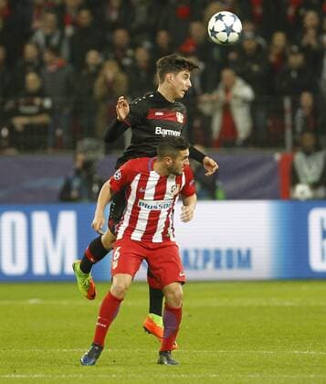 Kai Havertz (Leverkusen) (hinten) against Koke (Atletico Madrid) during the Championsleague match between Bayer 04 Leverkusen and Atletico Madrid, Bayarena in Leverkusen on February 21., 2017. Bayer 04 Leverkusen vs. Atletico Madrid im Achtelfinale der Champions League der Saison 2016 2017 am 21. Februar 2017.