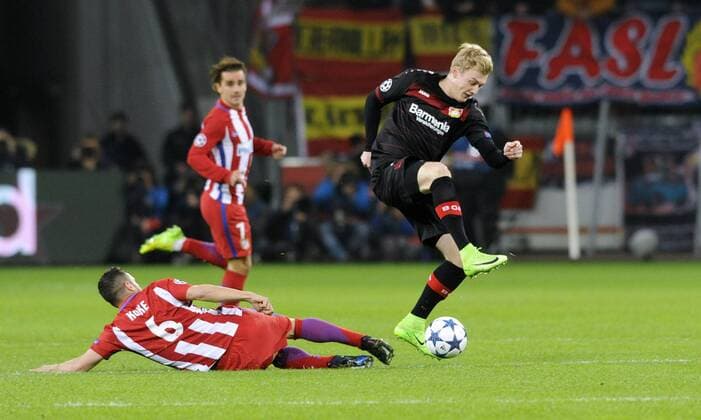 Fussball, UEFA Champions League, Herren, Saison 2016 2017, Achtelfinale, Hinspiel, BayArena Leverkusen, Bayer Leverkusen (schwarz) - Atletico Madrid (rot); Julian Brandt (Leverkusen), Koke (Atletico), Aktion.