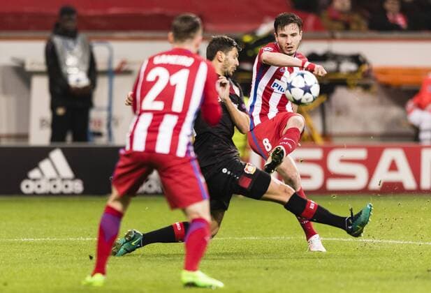 Leverkusen, 21.02.2017 Tor zum 0:1 durch Saul Niguez (Atl) - Aleksandar Dragovic (Leverkusen) kommt zu spät Bayer Leverkusen - Atletico Madrid