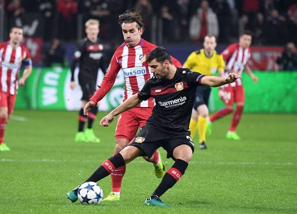 21.02.2017, xhbx, Fussball Champions League, Bayer 04 Leverkusen - Atletico Madrid, emspor, v.l. Antoine Griezmann (Atletico Madrid), Aleksandar Dragovic (Bayer Leverkusen) Leverkusen