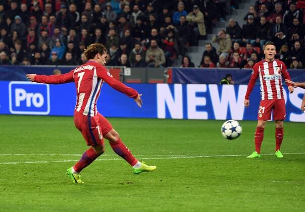 21.02.2017, xhbx, Fussball Champions League, Bayer 04 Leverkusen - Atletico Madrid, emspor, v.l. Antoine Griezmann (Atletico Madrid) Goal scored, Tor zum 0:2 Leverkusen