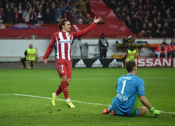 21.02.2017, Fussball, UEFA Champions League, Saison 2016 2017, Achtelfinale, Bayer 04 Leverkusen - Atletico Madrid, Jubel Antoine Griezmann (Atletico Madrid), Torwart Bernd Leno (Bayer 04 Leverkusen) ist geschlagen