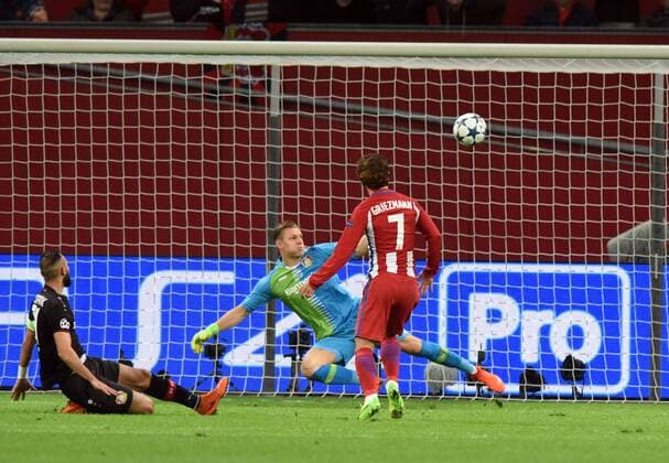 Championsleague: Bayer 04 Leverkusen - Atletico Madrid 21.02.2017. Tor zum 2:0 für Atletico durch Antoine Griezmann (7). Tw. Leno ohne Abwehrchance. Li: Ömer Toprak (beide Lev.). HM