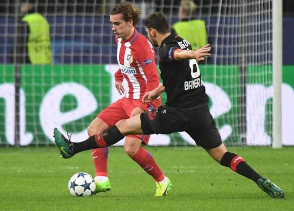 21.02.2017, xhbx, Fussball Champions League, Bayer 04 Leverkusen - Atletico Madrid, emspor, v.l. Antoine Griezmann (Atletico Madrid), Aleksandar Dragovic (Bayer Leverkusen) Leverkusen