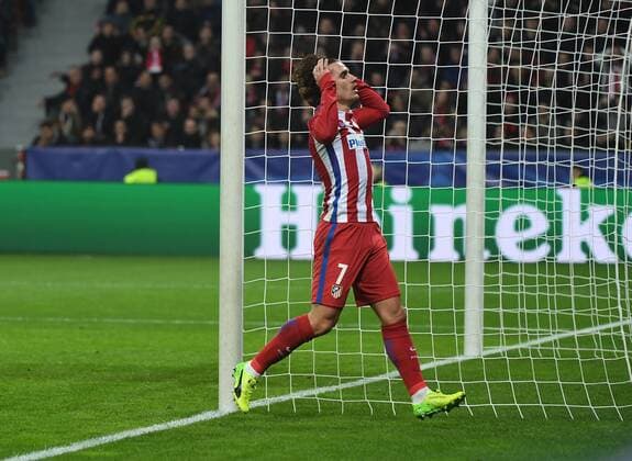 21.02.2017, xhbx, Fussball Champions League, Bayer 04 Leverkusen - Atletico Madrid, emspor, v.l. Antoine Griezmann (Atletico Madrid) enttaeuscht, enttaeuscht schauend, dissapointed Leverkusen