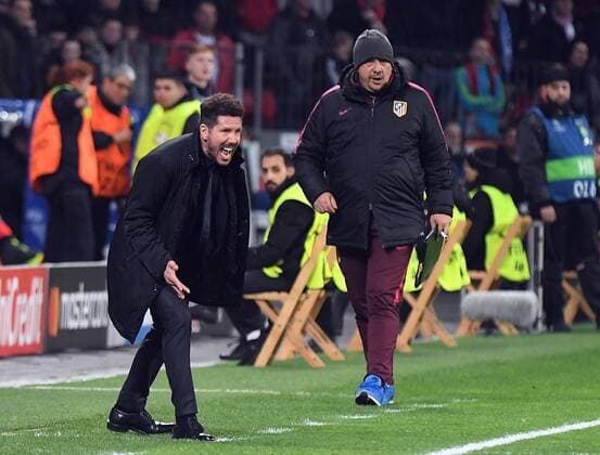21.02.2017, xhbx, Fussball Champions League, Bayer 04 Leverkusen - Atletico Madrid, emspor, v.l. Trainer Diego Simeone (Atletico Madrid) gibt Anweisungen, gestikuliert, mit den Armen gestikulieren gives instructions, gesticulate., Co-Trainer German Burgos (Atletico Madrid) Leverkusen