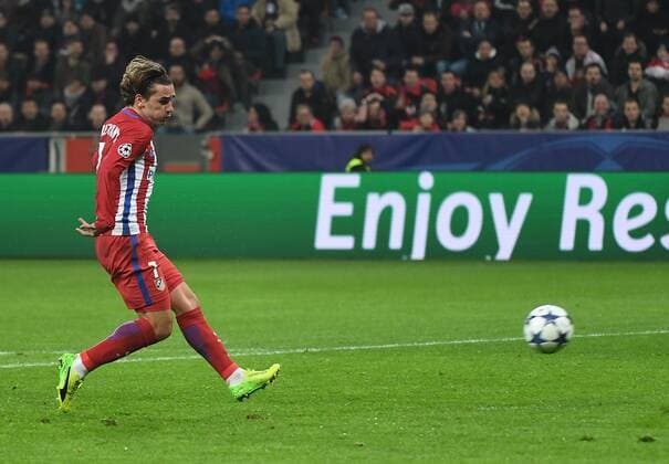 21.02.2017, xhbx, Fussball Champions League, Bayer 04 Leverkusen - Atletico Madrid, emspor, v.l. Antoine Griezmann (Atletico Madrid) vergibt Leverkusen